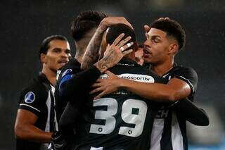 Jogadores do Botafogo abraçam Luis Henrique após gol marcado no primeiro tempo. (Foto: Vítor Silva/Botafogo)