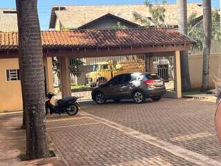 Carro bloqueando o portão principal do condomínio. (Foto: Mariely Barros)