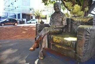 Estátua de Manoel de Barros com a bota colocada para &#34;devolver&#34; o pé do poeta (Foto: Paulo Francis)