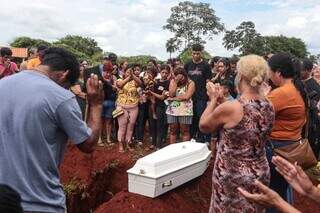 Estrelinha sendo enterrada sob aplausos e orações em dezembro do ano passado (Foto: Marcos Maluf | Arquivo)