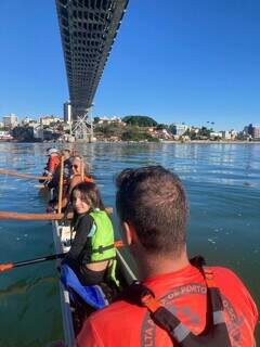 Passeio de canoa havaiana, uma boa opção de diversão em grupo no inverno em Floripa (Foto: Márcia Verruck)