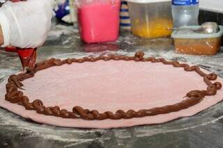 Borda da pizza da Barbie é recheado com chocolate. (Foto: Juliano Almeida)