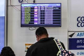 Painel com voos previstos no Aeroporto Internacional de Campo Grande (Foto: Henrique Kawaminami)