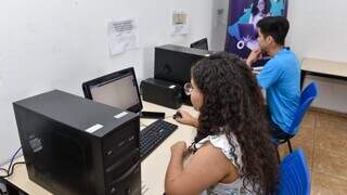 Jovens fazem cursos de capacitação por meio da plataforma de ensino a distância Juventude na Rota, na Associação de Moradores do Bairro Coophavila II (Foto: Divulgação/PMCG)