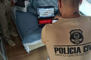 Policiais civis analisando arquivos da Operação Sentinela em computador. (Foto: Divulgação | PCMS)
