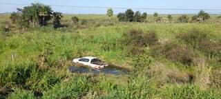 Caminhonete em área alagada, encontrada em Corumbá. (Foto: Diário Corumbaense)