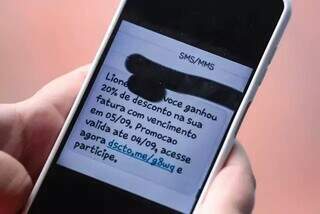 SMS com anúncio falso que direciona para uma modalidade de golpe (Foto: Marcos Maluf)