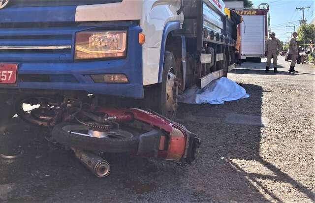 Caminh&atilde;o de bebidas invade a preferencial, atinge e mata motociclista 