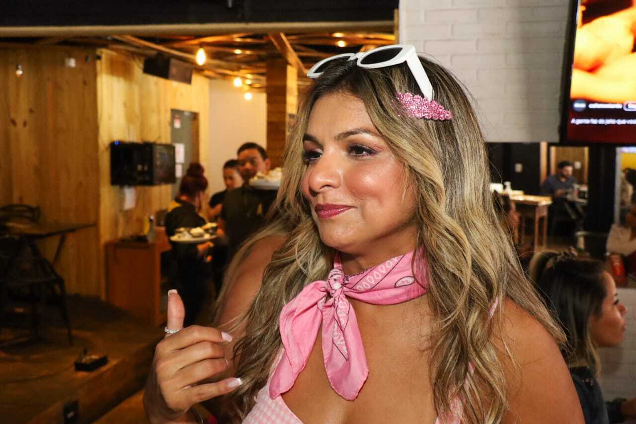 De rosa, mulheres celebram como 'Barbies' aniversário e Dia do Amigo