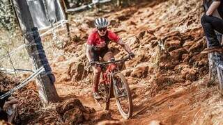 Larissa de Souza Fretes, participando de um percurso de ciclismo. (Foto: Divulgação)