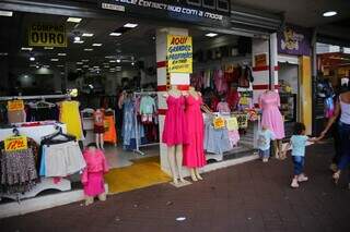 Lojas aproveitaram tendência para montar vitrines em tons de rosa no Centro de Campo Grande. (Foto: Paulo Francis)