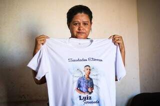 Mãe Rosimeire com camiseta dedicada ao filho. (Foto: Henrique Kawaminami)