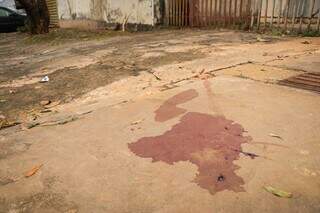 Sangue de vítima de homicídio registrado em março deste ano, no bairro Samambaia. (Foto: Henrique)