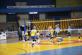 Jogos Municipais dos Idosos tiveram partida de vôlei nesta quinta-feira (Foto: Paulo Francis)