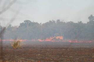 Trator ajuda no controle das chamas em propriedade rural (Foto: Henrique Kawaminami)