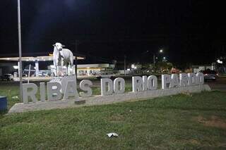 Entrada da cidade ao anoitecer (Foto: Paulo Francis)