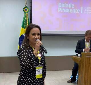 Prefeita Adriane Lopes (PP) em evento no Ministério das Cidades, em Brasília. (Foto: Douglas Silverio/PMCG)