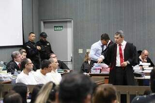 Promotor de justiça Douglas Oldegardo Cavalheiro dos Santos durante sustentação no júri (Foto: Henrique Kawaminami)