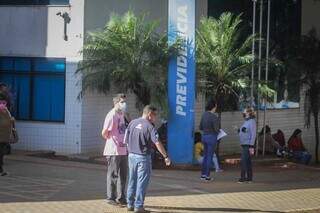 Pessoas em frente à agência do INSS em Campo Grande (Foto: Marcos Maluf)