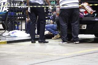 Corpo da vítima caído ao lado do carro no posto onde foi executado (Foto: Alex Machado | Arquivo)