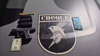 Arma, munições, celular e documento de Esdras apreendidos em carro de aplicativo (Foto: Divulgação | BPChoque)