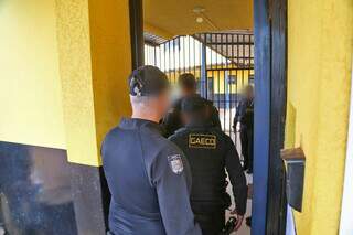 Policiais chegam ao presídio em Campo Grande com servidor e dois empresários que foram presos.