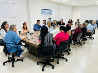 Reunião teve a presença de integrantes da Apae, Clube de Mãe e CDCA (Foto: Caroline Maldonado)