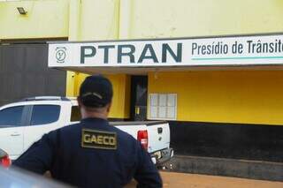 Policial do Gaeco em frente ao Ptran, onde estão os três presos. (Foto: Alex Machado)