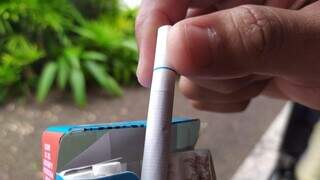 Pessoa segurando cigarro, um dos principais causadores de câncer de pulmão (Foto: Divulgação)
