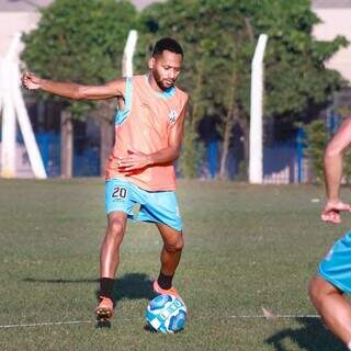 Jogador do Operário em treinamento para jogo contra Ferroviária (Foto: Rodrigo Moreira)