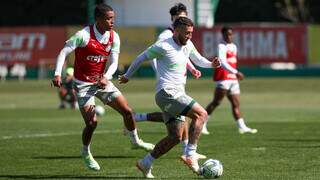 Meio-campo Zé Rafael conduzindo a bola no centro de treinamento do Palmeiras (Foto: Cesar Grego/Palmeiras)