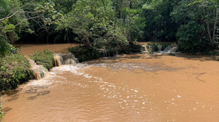 Rio Mimoso, visto da ponte da MS-178 em Bonito; registro feito em outubro do ano passado após fortes chuvas na região da Serra da Bodoquena. (Foto: Jeferson Silva)