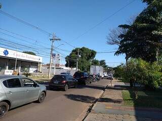 Uma fila extensa de veículos se formou na Avenida Três Barras, com sentido à Avenida Eduardo Elias Zahran, no início da interdição na manhã de hoje (Foto: Geniffer Valeriano)