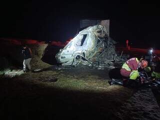 Veículo que pegou fogo e bombeiros durante atendimento. (Foto: Direto das Ruas)