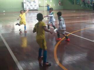 Jogadores de futsal de base jogando no Ginásio União dos Sargentos (Foto: Divulgação/Copa Pelezinho)