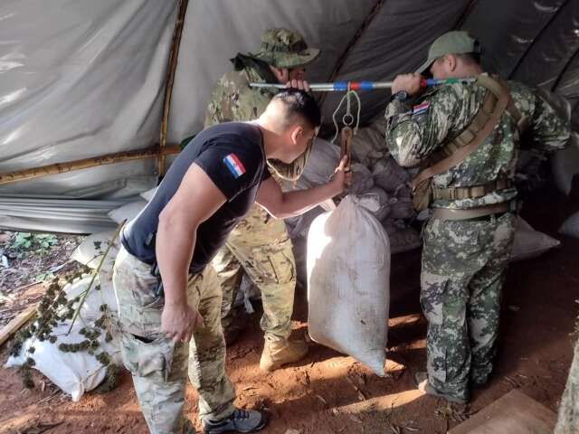 Pol&iacute;cia paraguaia desfaz acampamento com duas toneladas de maconha