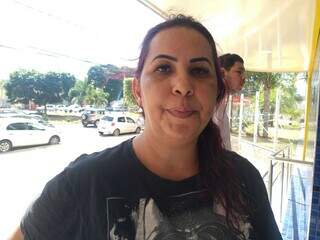 Sara foi até o Banco do Brasil, mas desistiu de ser atendida pelo tamanho da fila (Foto: Izabela Cavalcanti)