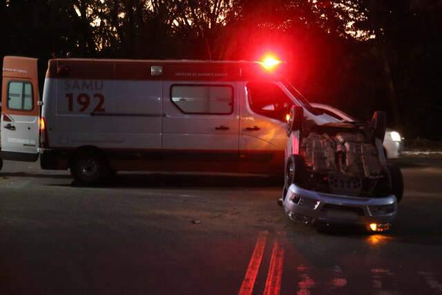 Carro &eacute; atingido na traseira e capota com cinco ocupantes 