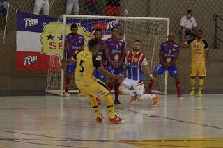 Jogo de futsal da Liga Sul-Mato-Grossense da Serc (Foto: Hélio Lima)