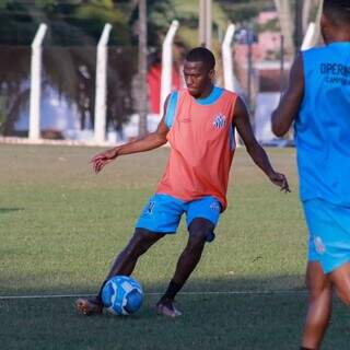 Atleta do Operário em treinamento para jogo diante da Ferroviária (Foto: Rodrigo Moreira)