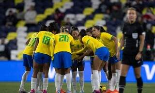 Meninas da Seleção Brasileira dentro de campo. (Foto: Thais Magalhães/CBF)
