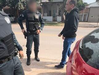 Fábio conversa com policiais militares durante abordagem após roubo de cabelos (Foto: Reprodução)