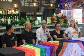 Da esquerda para direita, Thallysson (sócio do Ponto Bar), Marcio Veiga (Fundação de Cultura), Vagner Campos (Subsecretaria LGBTQIAPN+), Cris (Subsecretaria LGBTQIAPN+) e Mikallea (ATMMS), durante coletiva. (Foto: Juliano Almeida)