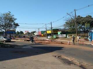 Obras de reordenamento do trânsito na Avenida Três Barras devem ser concluídas até a próxima quinta-feira (Foto: Geniffer Valeriano)