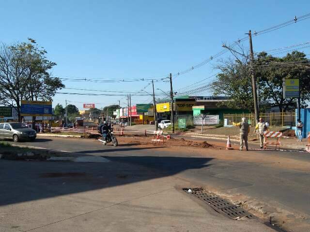 Acesso de rotat&oacute;ria da Avenida Tr&ecirc;s Barras &eacute; totalmente interditado