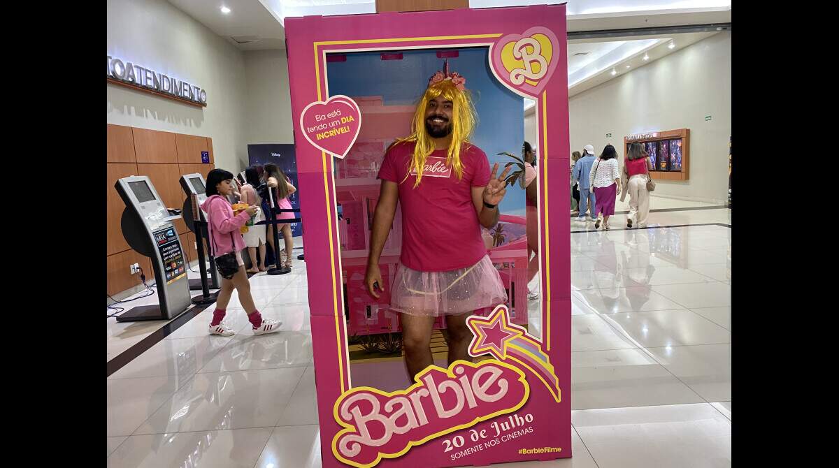 Surfando na onda do filme, Amanda virou Barbie em Campo Grande - PP