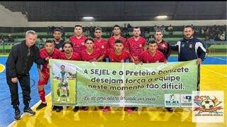 Jogadores do time de Paranhos entraram com uma faixa em homenagem a Hugo (Foto: Divulgação)