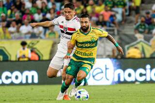 Jogadores das equipes do São Paulo e Cuiabá disputam bola durante partida de hoje (Foto: Divulgação)