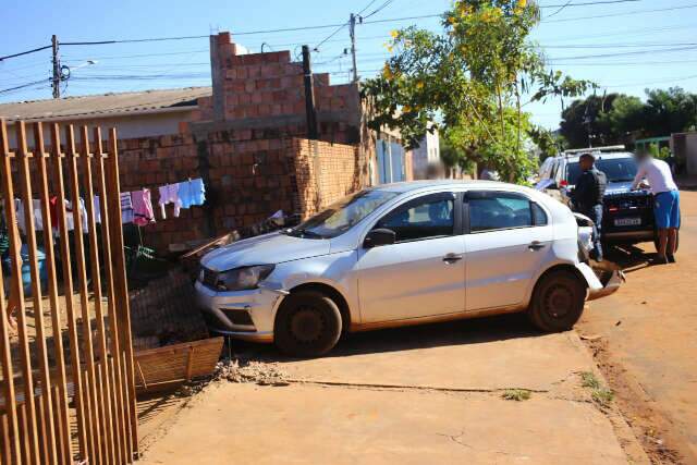 Motorista de caminhonete foge ap&oacute;s provocar acidente que destruiu carro e muro