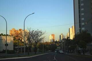 Céu sem nuvens na região central de Campo Grande (Foto: Paulo Francis)